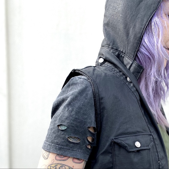 🦊 FOX & VIXEN || HANDMADE VINTAGE || Unisex Black Vest with Detachable Hood - Picture 15 of 16